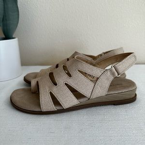 BareTraps Fabiola Natural Vinyl-Like Loop Toe Low Wedge Sandals Women’s 6.5W